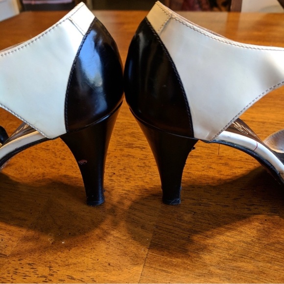 CHANEL Heels. Black and White. Size 38 - Picture 7 of 9